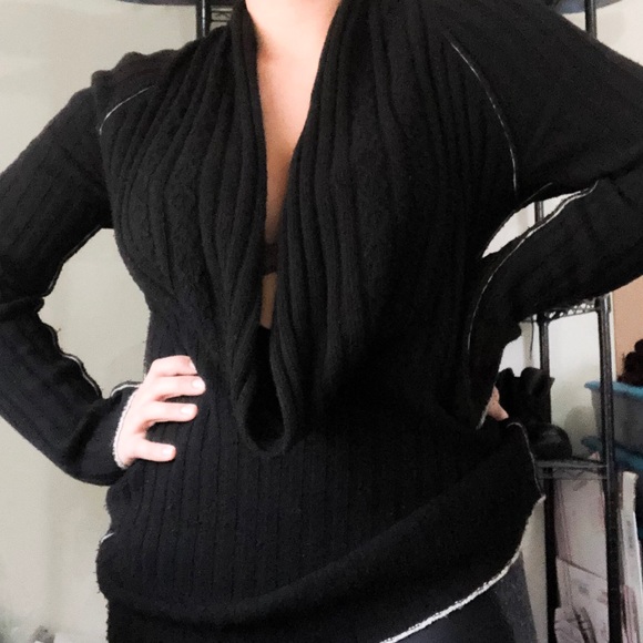 Banana Republic Sweaters - Banana Republic Wool Cashmere Plunging Sweater